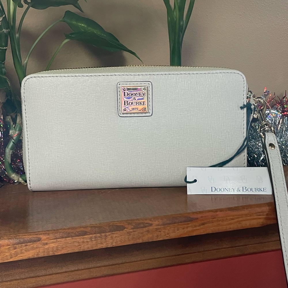 DOONEY & BOURKE SAFFIANO LARGE ZIP AROUND WRISTLET. ECRU. NEW WITH TAGS IN BOX.